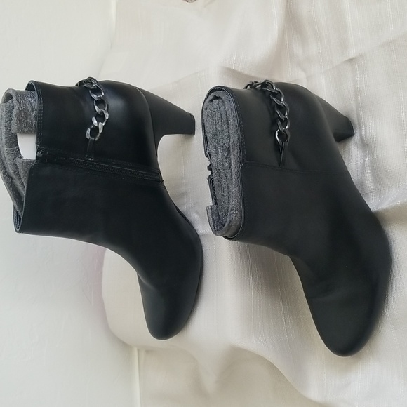 Size 11M Black Leather Easy Spirit ankle boots chain design and side zipper. - Picture 3 of 3